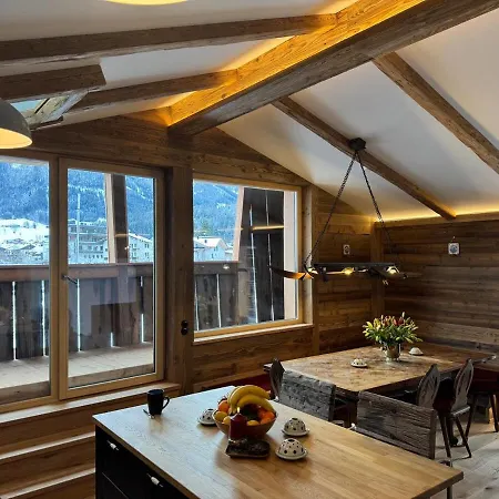 Old Barn, Hay Outside, New Inside בקתה