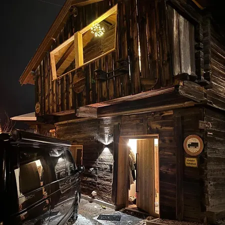 Old Barn, Hay Outside, New Inside Chalé *