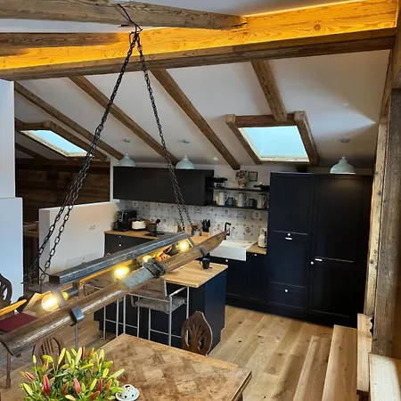 Old Barn, Hay Outside, New Inside 木屋 布利克森塔勒