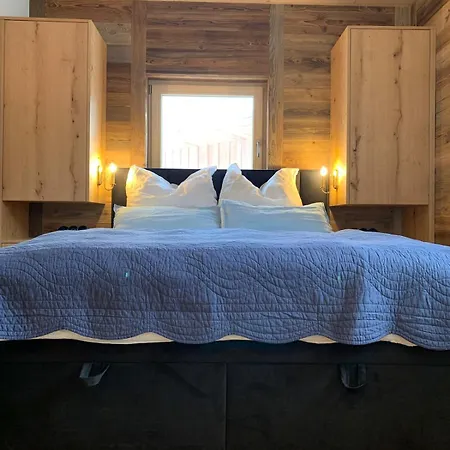 木屋 Old Barn, Hay Outside, New Inside 布利克森塔勒